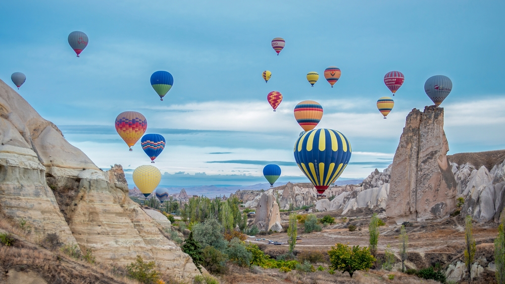 Vista aérea de uma frota de balões de ar quente na Turquia. A Capadócia é um destino turístico popular.