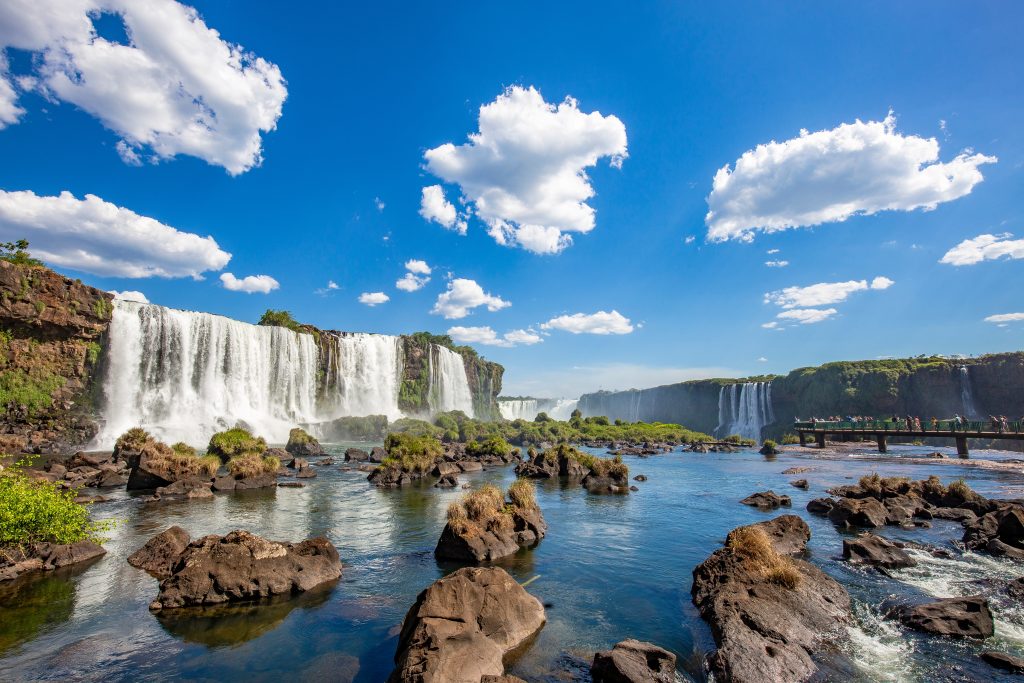 Dia Internacional da Mulher: destinos perfeitos para viajar sozinha com segurança e leveza